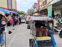Dihari Ke-20 Ramadhan, Jukir Depan Toko Harapan Tutup Badan Jalan, Polantas Diduga Tutup Mata