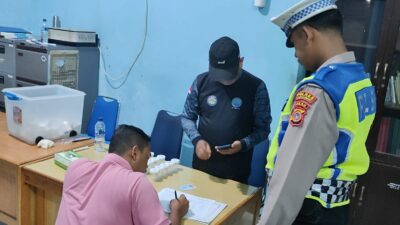 PENGECEKAN URINE TERHADAP SUPIR ANGKUTAN UMUM MENJELANG MUDIK LEBARAN 2024 . 
