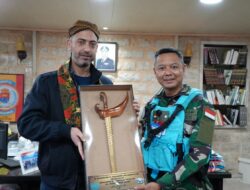 Kolonel Inf Ragung, Berikan Cinderamata Spesial Dari Indonesia Kepada Mr. Hanna Hlayhel- Libanon