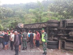 2 Orang Meninggal Dunia, 13 Luka-luka Koramil 09/IV Koto Kodim 0304/Agam, Melaporkan Kecelakaan Bus ALS.