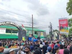 Ratusan Masyarakat Pancur Batu, Deliserdang, menggeruduk Markas Denpom 1/5 di Jalan Letjen Suprapto Medan.