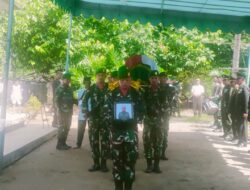Komandan DEN PAL 1/1 PS Hadiri Upacara Pemakaman Militer Alm. Sertu Ramadhan. 