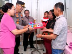Kapolda Sumut Beri Perawatan Khusus kepada Bayi Asal Nias yang Menderita Kelainan Kandung Kemih.