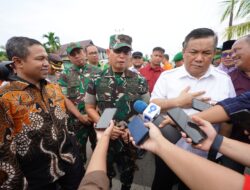 Danrem 031/Wira Bima dan Pj Gubernur Riau Kunjungi Lokasi Longsor di Tembilahan, Berikan Bantuan dan Dukungan kepada Korban. 
