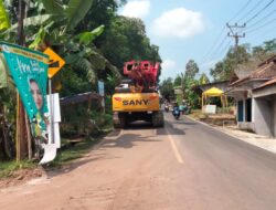 Alat Berat Eksavator Terparkir di Ruas Jalan Dikeluhkan Warga