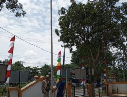 Lurah Sei Binti dan Kamtibmas Kibarkan Bendera Merah Putih Menyambut HUT RI ke-79.
