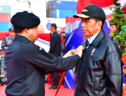 Bersama Presiden RI, Menteri AHY Peroleh Brevet Kehormatan Hiu Kencana dari TNI AL