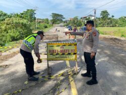 Kapolsek Muara Dua Tinjau Jalan Amblas di Desa Alue Awe, Pastikan Keselamatan Pengguna Jalan