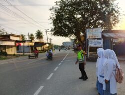 Polsek Syamtalira Bayu Amankan Jalan Raya, Pelajar Nyaman Menyeberang