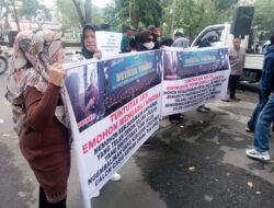 Aksi Demo di DPRD Sumut Tuntut ‘Nina Wati’ Agar Kembalikan Uang Hasil Penipuan Masuk TNI-AD di RINDAM