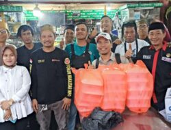 Hari ke-9 Ramadhan, Forum Makassar Info Bagikan 250 Nasi Dos di Jalan Sunu