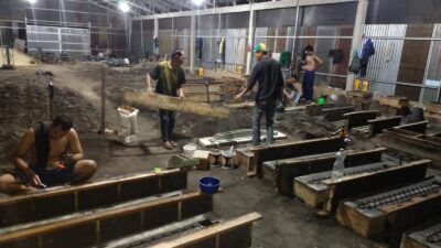 *Photo:* Pengurus AMCTA diwakili Rapi Lamnur Siregar memperlihatkan surat Dumas terkait keabsahan/legalitas pabrik peleburan besi di Desa Sampali Kabupaten Deliserdang yang dilaporkan ke Polrestabes Medan, Senin (10/3).