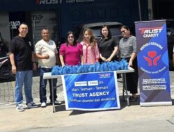 Setiap Siang, AXA Trust Agency Berbagi Nasi Kotak Pengguna Jalan “Sebuah Aksi Nyata dari Hati”