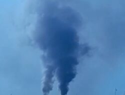 “Asap Pekat dari Pabrik Sawit Diduga Racuni Udara Batu Bara, Warga Sesak, Hukum Mengintai!”