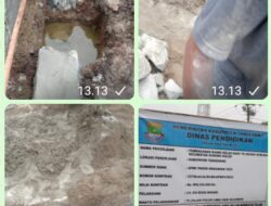Di Gunung Kaler Potret Pekerja Tanpa Alas Kaki Sembari Mengaduk Mortar Secara Manual