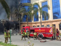 Gedung Asrama Haji Terbakar di Medan Johor, Petugas DPKP Bergerak Cepat Padamkan Api