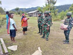 Masuk Dapur Mama Papua Satgas Yonif 521/DY Bantu Memasak dalam Rangka Perayaan Ulang Tahun PW Gereja Lacheroy Distrik Apalpsili Kabupaten Yalimo