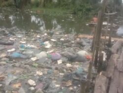 Sungai Bederak Terjun Dipenuhi Sampah Kiriman, Warga Resah