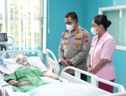 Kapolda Sumut Jenguk Korban Laka Lantas, Sampaikan Keprihatinan dan Doa untuk Kesembuhan