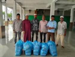 Rumah Peduli Hamparan Perak dan Donasi Gelar Jumat Berkah, Berbagi Makanan, Minuman, dan Sajadah