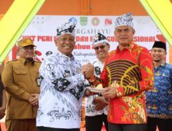 Zulfahrianto, Kepala Desa Sontang Sekaligus Ketua DPD APDESI Provinsi Riau Terima Penghargaan dari Bupati Rokan Hulu 