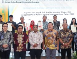 Kanwil Badan Pertanahan Nasional Provinsi Sumatera Utara Bersama Pemerintah Kabupaten Langkat dan Komisi II DPR RI Melaksanakan Kegiatan Penyerahan Sertipikat Tanah kepada Masyarakat dan Sertipikat Barang Milik Daerah