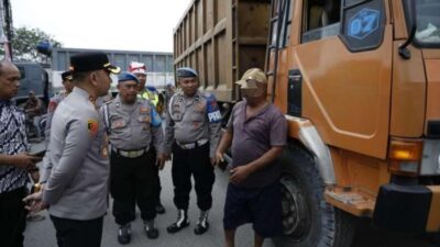 Kapolrestabes Medan Hentikan Truk Sumbu Tiga, Diduga Membuat Kemacetan Pada Libur Nataru