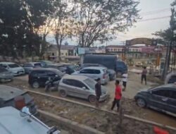 AKSES JALAN ACEH TAMIANG TERPUTUS, RATUSAN TRUK MENGANTRE PANJANG