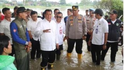 Camat Kresek Dampingi Bupati Basah Basahan Turun Langsung Ke Lokasi Banjir dan Rumah Roboh