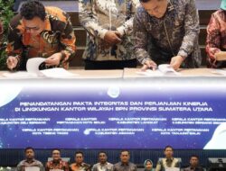 Rapat Kerja Daerah Kantor Wilayah BPN Provinsi Sumatera Utara Tahun 2026 Tim Bagian Tata Usaha Menyampaikan Pemaparan Materi.