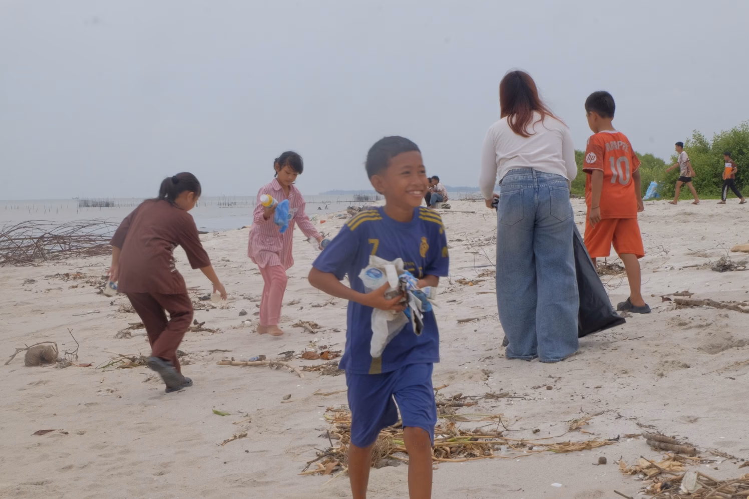 Kelompok mahasiswa Ilmu Komunikasi Universitas Sumatera Utara (USU) yang tergabung dalam Koranger menggelar kegiatan sosialisasi lingkungan dan aksi bersih pantai bersama anak-anak di kawasan Pantai Mangrove Sei Nagalawan, Kabupaten Serdang Bedagai, Sumatera Utara, Minggu (4/10/2026).