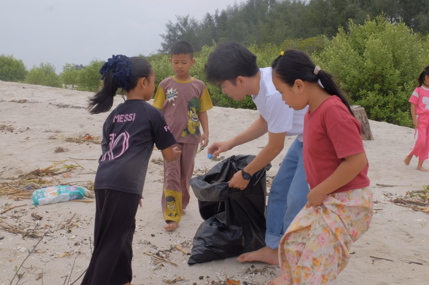 Kelompok mahasiswa Ilmu Komunikasi Universitas Sumatera Utara (USU) yang tergabung dalam Koranger menggelar kegiatan sosialisasi lingkungan dan aksi bersih pantai bersama anak-anak di kawasan Pantai Mangrove Sei Nagalawan, Kabupaten Serdang Bedagai, Sumatera Utara, Minggu (4/10/2026).